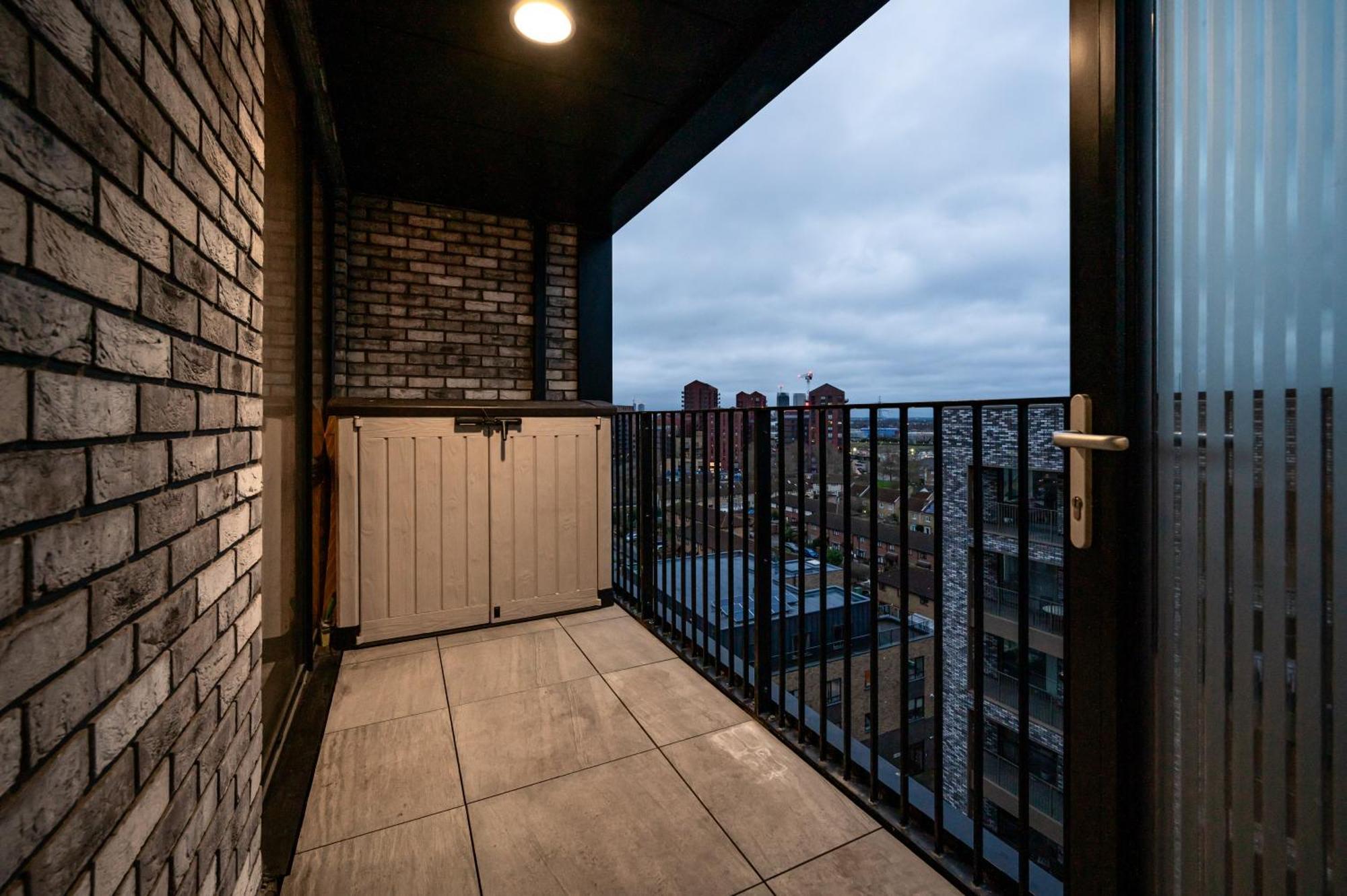 Canary Wharf E14 Modern 1 Bed High Spec Apartment *